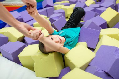 Mutlu çocuk havuzu yumuşak blokların kapalı oyun alanında kardeşiyle beraber oynayan