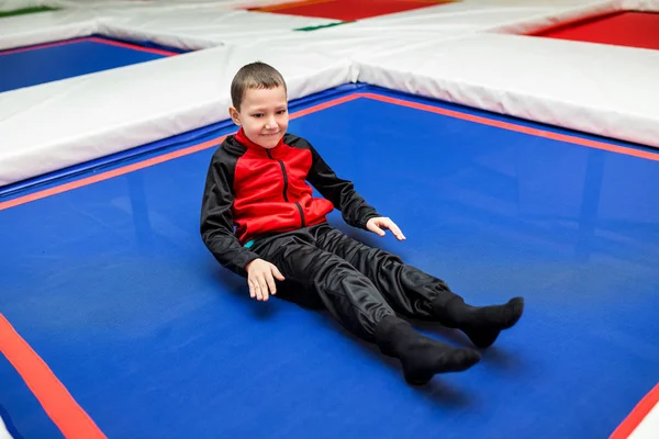 Mutlu çocuk çocuk spor kompleksi içinde trambolin üzerinde rahatlatıcı renkli kılık — Stok fotoğraf