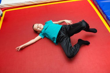 Atlama ve trambolin üzerinde yüksek açılı görünüş dinlenme yalan çocuk çocuk