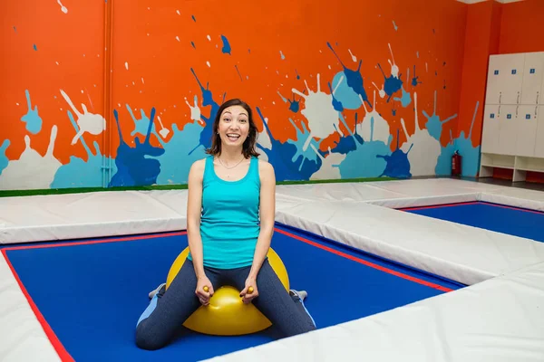 Ženy cvičení s fitball na trampolíně fitness centrum — Stock fotografie