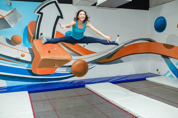 Genç kadın trambolin Spor Merkezi kapalı atlama