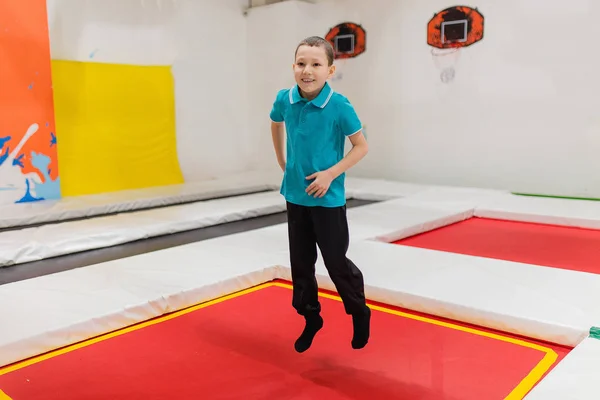 Niño saltando en el trampolín en el parque de moscas —  Fotos de Stock