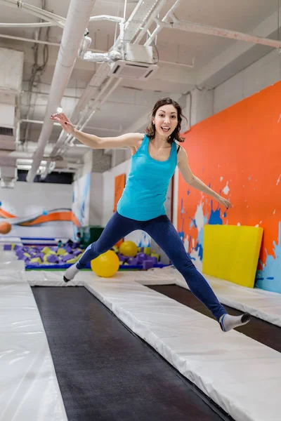 Fitness nő van szórakozás és profi trambulin jumping — Stock Fotó