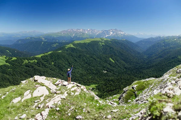 Sikeres Boldog nő hátizsákos turista ül a hegy csúcs szikla — Stock Fotó