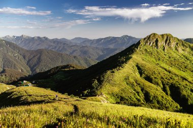 Caucasus dağ manzarası ile adam ve kulübe uzakta