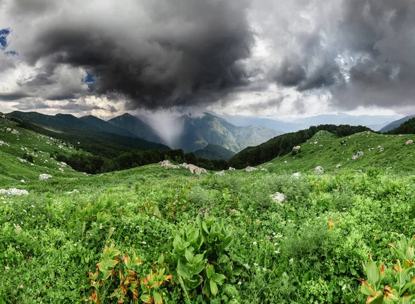 山の雨嵐雲を渡すとパノラマ風景 — ストック写真