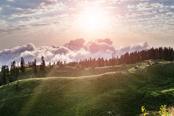 안개와 구름 산 계곡 풍경, 위에서 보기 — 스톡 사진