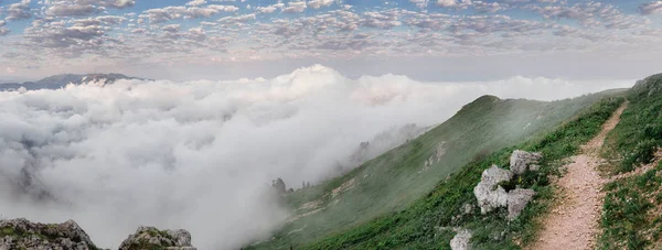 ハイキング コースと山脈の霧の風景 — ストック写真