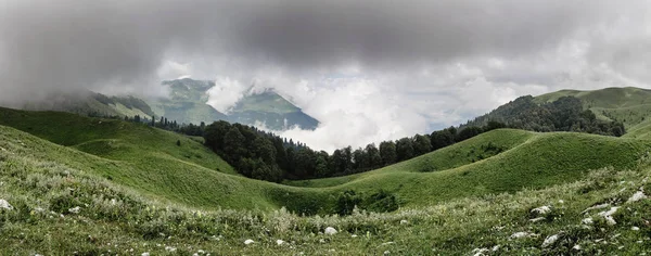 Panorama de paisajes montañosos con prados alpinos y valle forestal en Abjasia, las montañas del Cáucaso — Foto de Stock