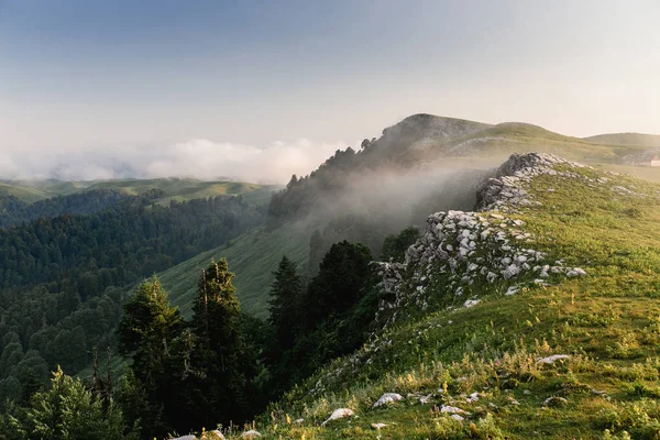 Paisagem quadrada das montanhas do Cáucaso para a floresta e nuvens enevoadas de distância — Fotografia de Stock