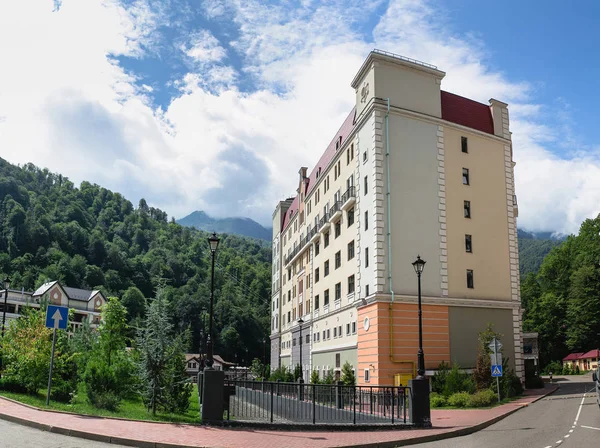 Rosa Khutor, Sochi, Oroszország - 25 július, 2016: szállodák és épületek, az üdülőhely "Rosa Khutor" kaukázusi-hegység — Stock Fotó