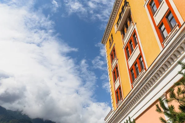 Extérieur moderne d'un bâtiment hôtelier coloré sur le fond du ciel — Photo