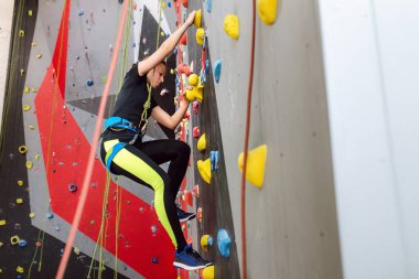 Genç kadın kadar pratik duvara kapalı spor salonu, dikiz tırmanma