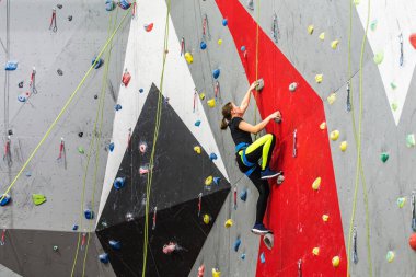 Atletik kadın tırmanma kapalı, arka taraftan göster