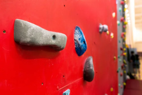 Krokar stenar närbild på konstgjorda bouldering vägg — Stockfoto