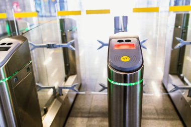 Elektronik erişim kontrol sistemi tren istasyonu closeup