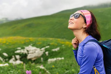 Altay Dağları, Rusya'nın yeşil dağlarında backpacker aittir