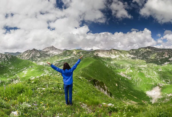 山の中を手で自由若い旅行者の女の子。勝利概念 — ストック写真