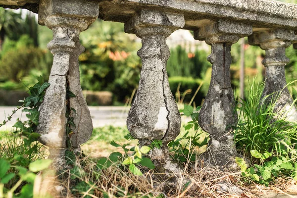 Velho overgrown balaustradas destruídas em uma antiga varanda vintage — Fotografia de Stock