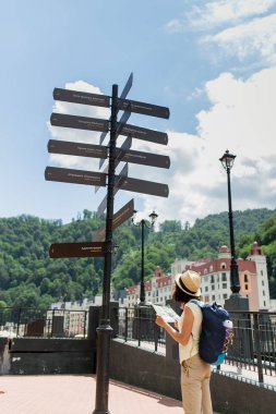 25 Temmuz 2016 Rosa Khutor, Sochi, Rusya Federasyonu: kadın Gezgin şehrin işaretçinin yanında bir harita