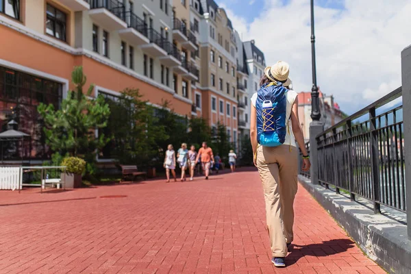 Młoda kobieta azjatyckich turystycznych chodzenie z plecaka na ulicy miasta — Zdjęcie stockowe