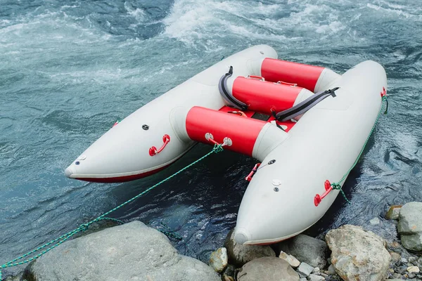 Łódź pusta, na brzegu szaleje górskiej rzeki, gotowy na sporty ekstremalne, rafting w — Zdjęcie stockowe