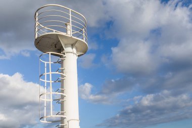 mavi bir gökyüzü arka plan üzerinde eski yelkenli gemi ile gemide merdiven