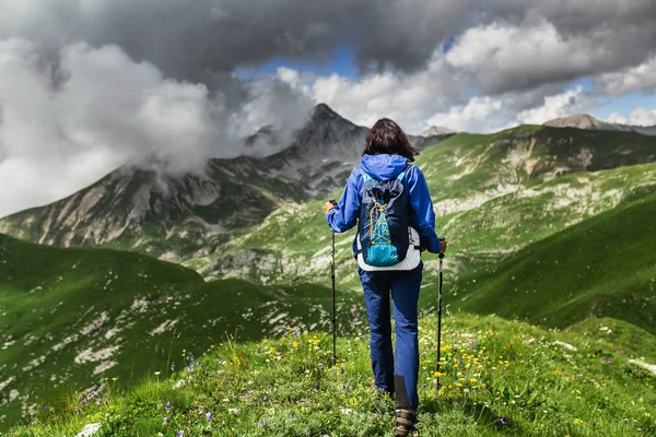 Mulher caminhando e caminhando com mochila em grandes montanhas do Cáucaso. Conceito de viagem — Fotografia de Stock