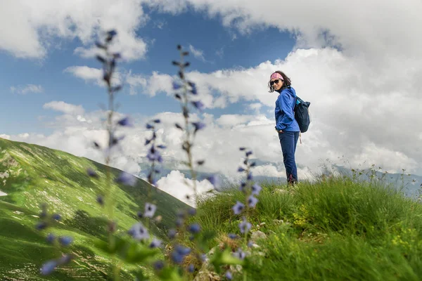 Kadar yürüyüş dağ ve yeşil hills, spor macera — Stok fotoğraf