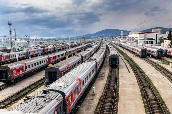 24 de julio de 2016, ADLER RUSIA: vista de la estación de tren desde arriba con los trenes de Ferrocarriles Rusos — Foto de Stock