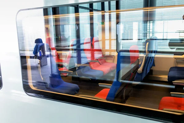 Внутренний вид через стакан современного скоростного поезда с пустыми сиденьями — стоковое фото