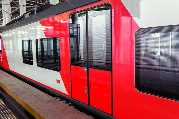 Moderne røde tog døre - Stock-foto