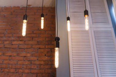 Modern bir kafede akkor edison lambalar