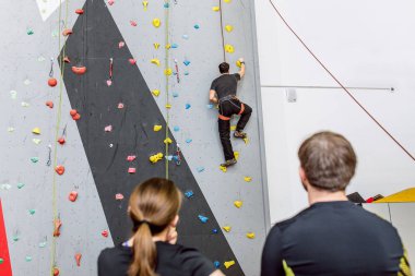 Arkadaşlarımı sahneme kapalı bouldering taktikleri tartışırken yapay tırmanma duvarı