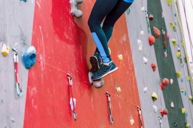 Genç womman'ın kapalı tırmanma duvarı spor ayakkabı ayak