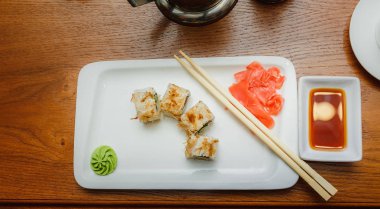 Suşi restoranında tabakta somon ile set roll