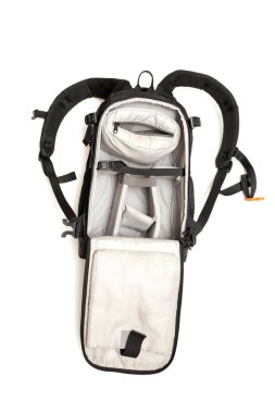 Beyaz izole fotoğrafçı ve açık sırt çantası