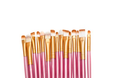 Beyaz üzerine izole edilmiş kozmetik fırçalar.