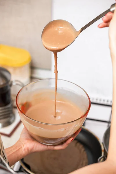 キッチンでグラタン皿チョコレート ビスケット生地は液体のプロセスを敷設 — ストック写真