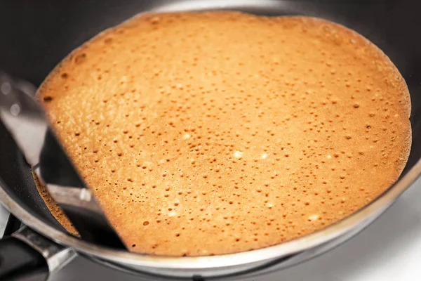 kadın bir kızartma tavası closeup krep pişirme