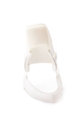 Ortopedik protez ayak üzerinde beyaz izole için