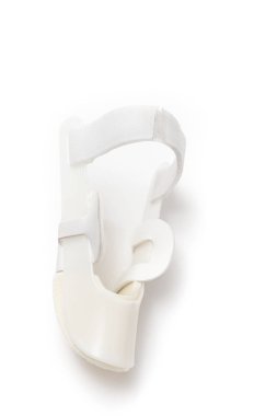 Ortopedik protez ayak üzerinde beyaz izole için