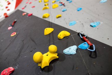 Bir kemer kanca kapalı yapay tırmanma duvarı tırmanma bir ip ile görüntü