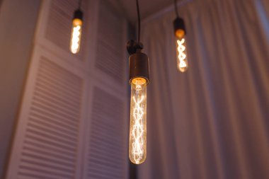 Modern bir kafede akkor edison lambalar