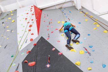 Genç kadın kadar pratik duvara kapalı spor salonu, dikiz tırmanma