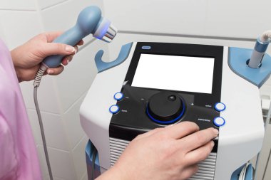 Klinikteki doktor aygıt ultrason tedavisi, el yakın çekim için ayarlar