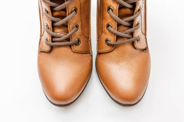 Sarı kadın ayakkabı beyaz arka plan üzerinde üstten görünüm izole moda