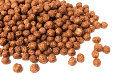 Mısır gevreği çikolata kahvaltı topları beyaz arka plan üzerinde izole