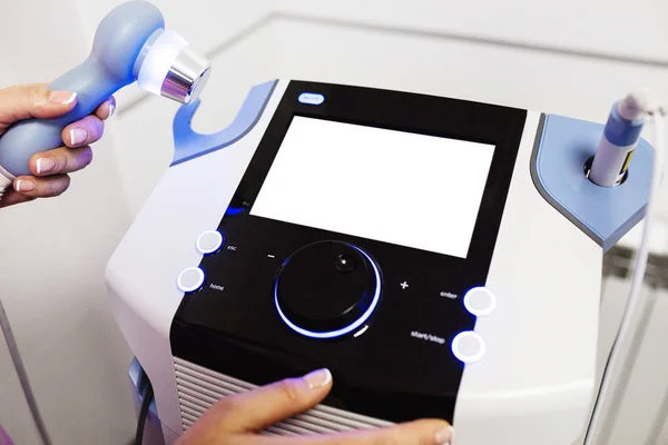 Dispositivo de terapia de ultra-som médico com a mão do trabalhador médico como operador definindo o aparelho — Fotografia de Stock