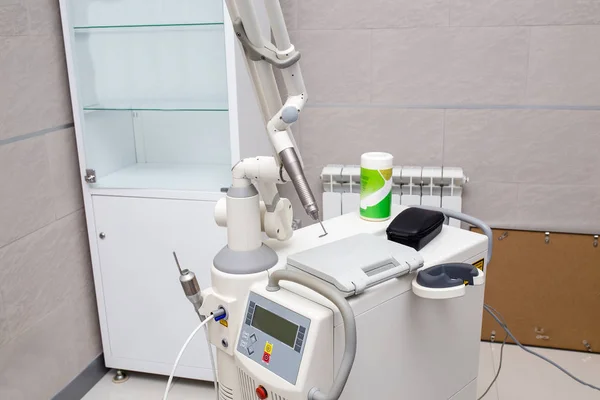 Perangkat sistem medis laser universal profesional di interior klinik — Stok Foto
